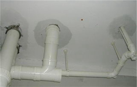 衛生間水管漏水到樓下怎么辦?常見解決方法有哪些？
